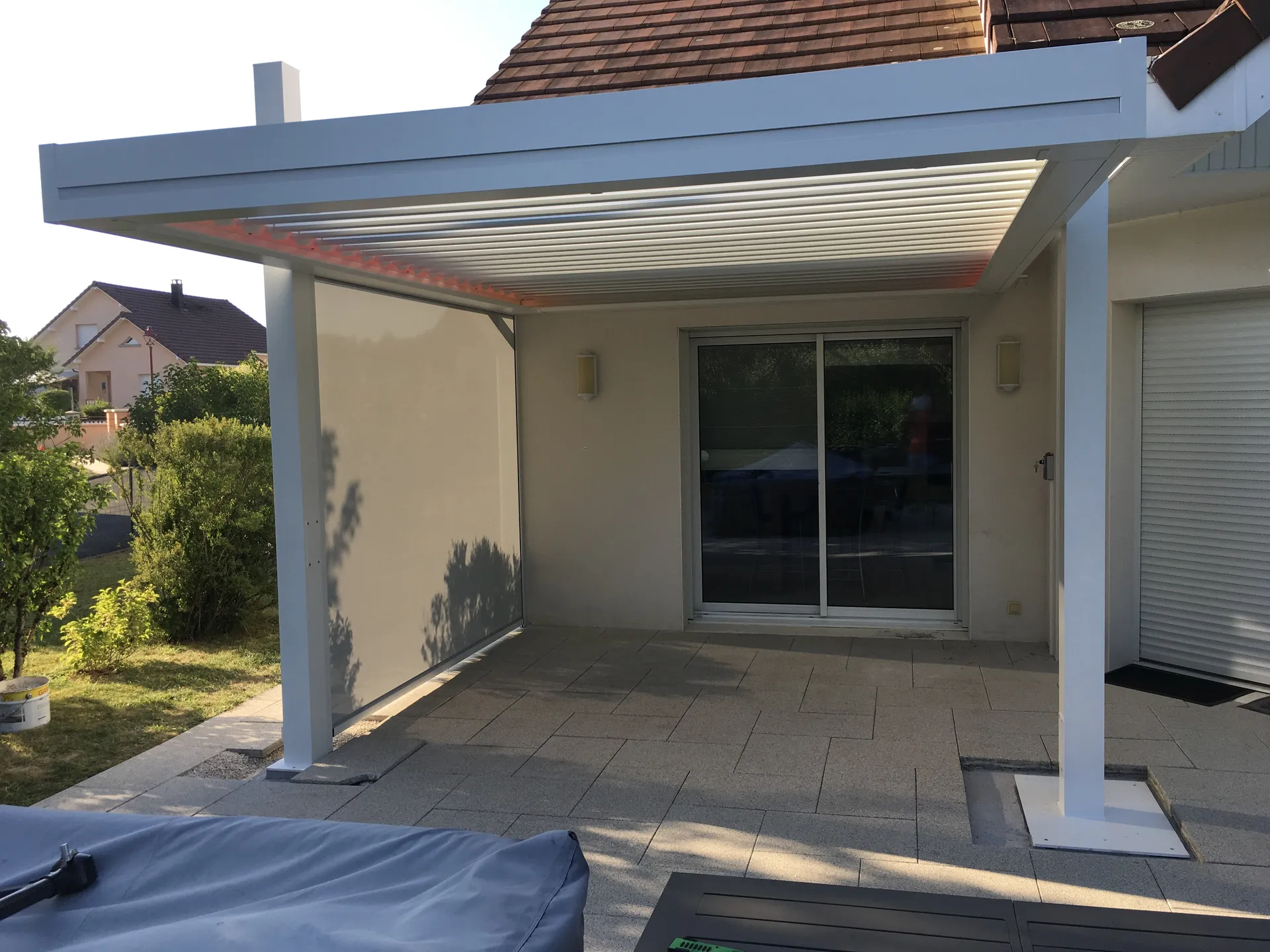 Pergola aluminium à Belfort conçue et installée par SB CONCEPT. Structure renforcée, toiture étanche, gestion intégrée des eaux pluviales