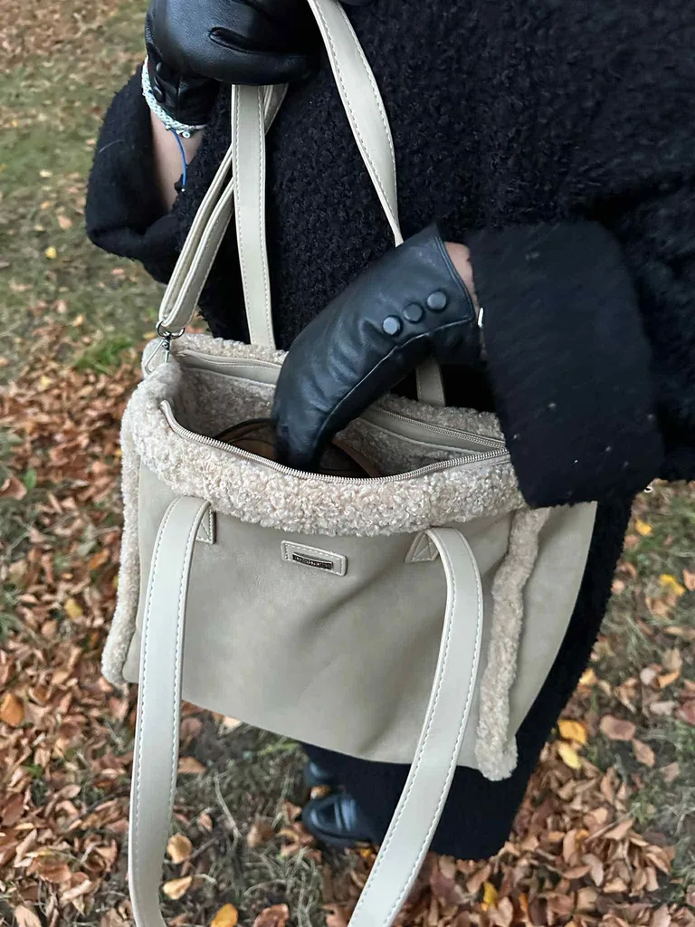 Sac cabas Les Tropéziennes fausse fourrure beige disponible chez Evasion Eu