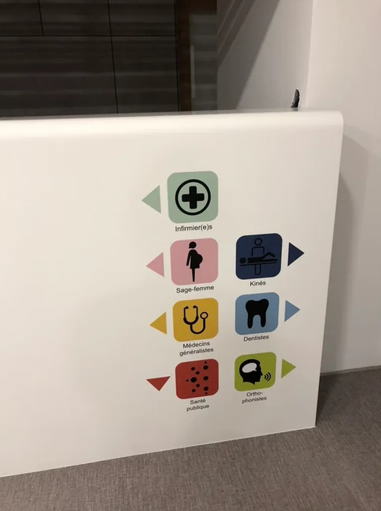 Création et pose de lettrage pour la signalétique et l'accessibilité d'un bâtiment à Strasbourg 