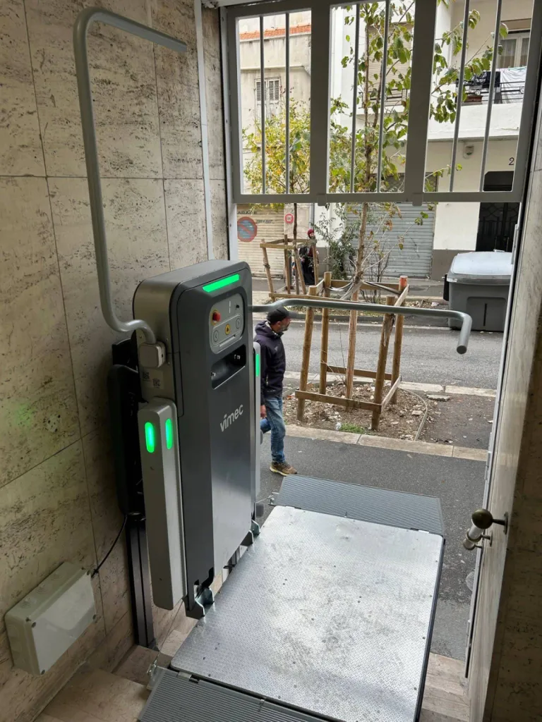 l'arrviée de la plateforme oblique VIMEC V6S pour débarquer en toute sécurité son passager dans cet escalier extérieur tournant à Marseille