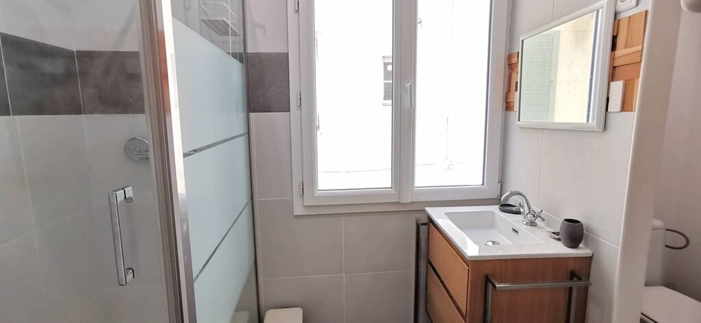 A  vendre immeuble Aubagne centre ville  composé d'un local et 4 appartements