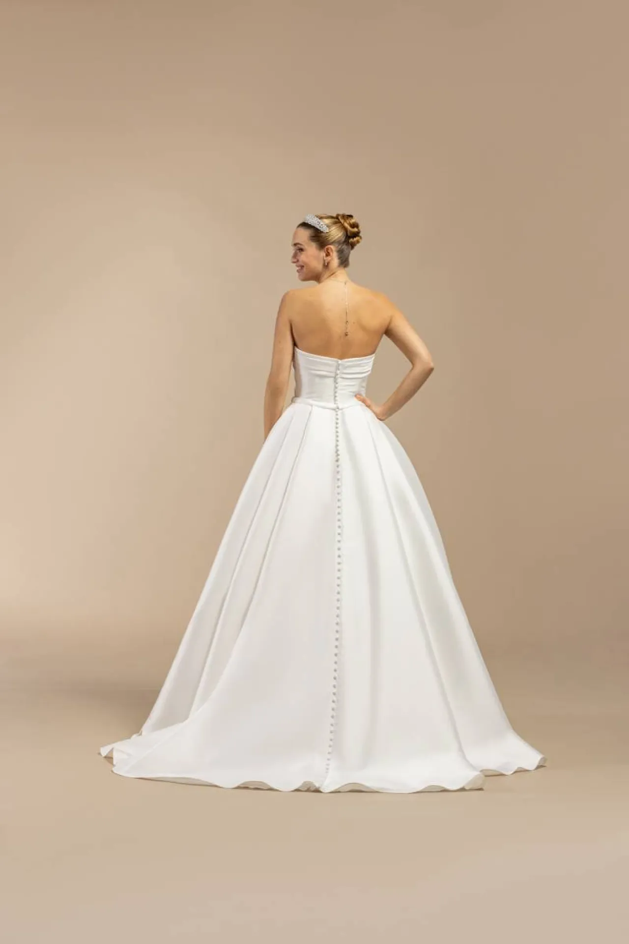 robe de mariée princesse avec une traine de bouton