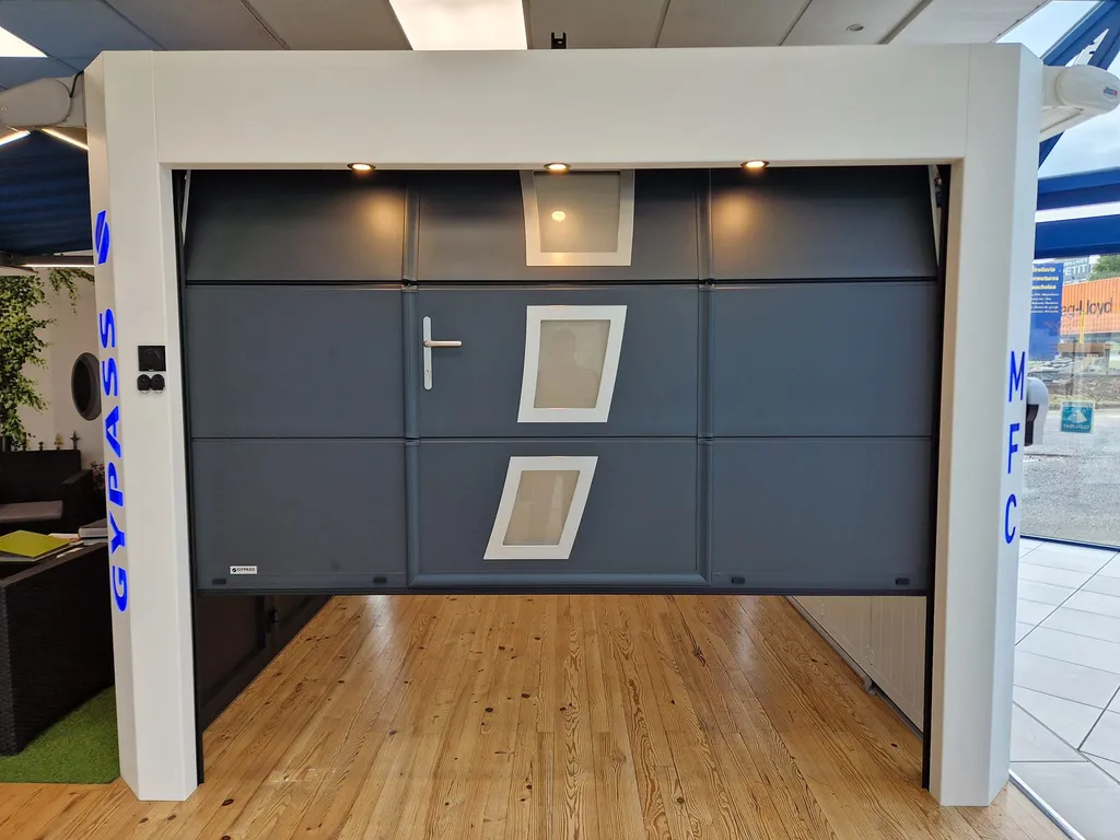 Pose d'une porte de garage enroulable motorisée avec porte de service intégrée à Goderville