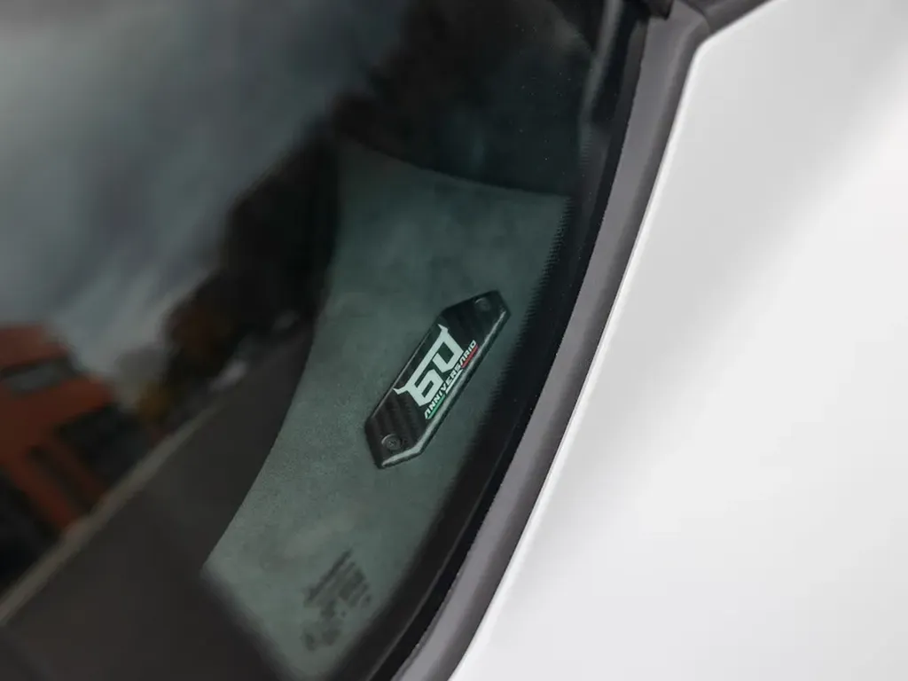 Plaque numérotée Lamborghini Huracán Tecnica édition 60e anniversaire, symbole d’une série limitée exclusive.