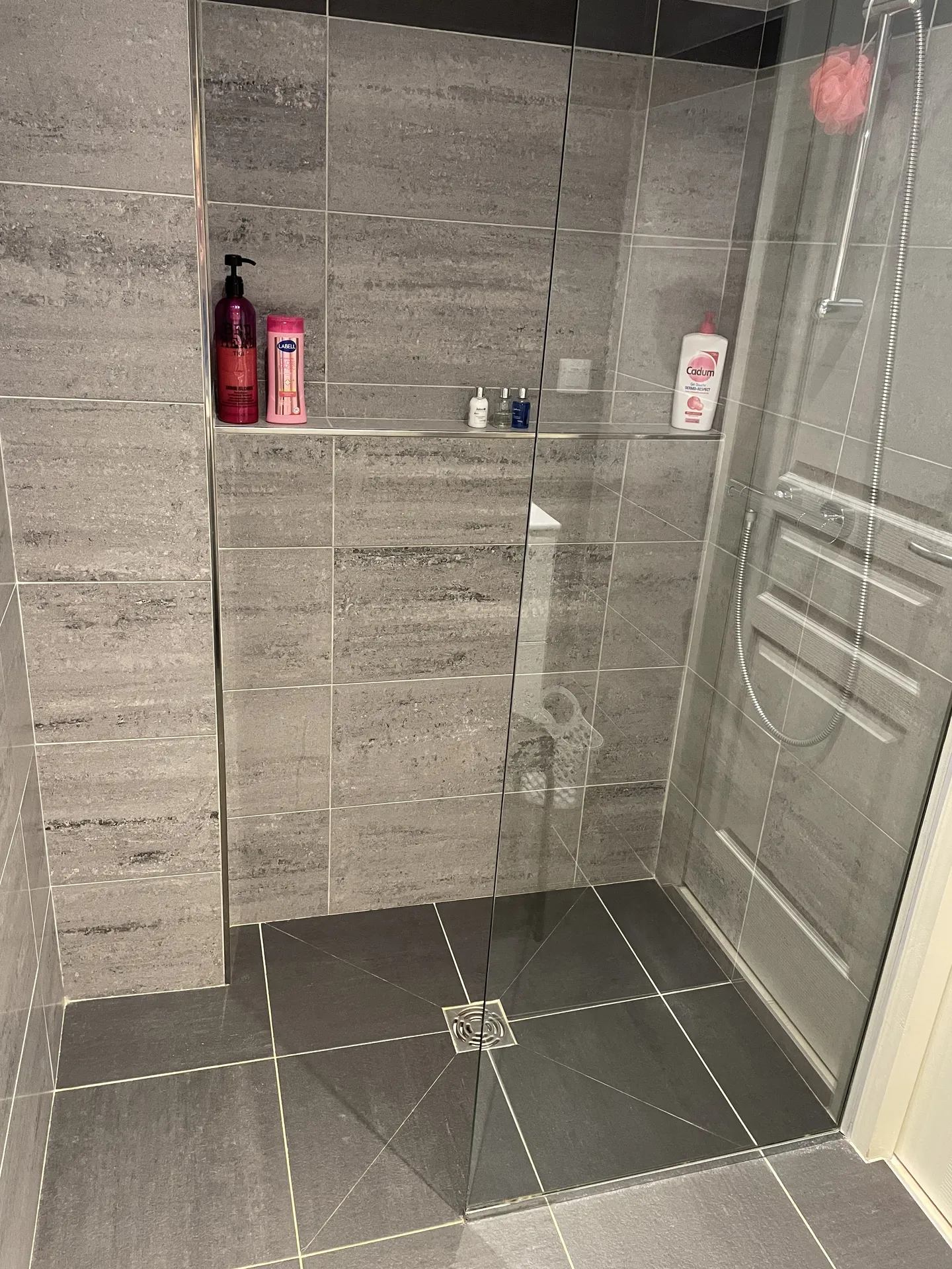 Douche à l’italienne en carrelage réalisée lors de la rénovation d’une petite salle de bain à Neuville-sur-Saône près de Lyon (Rhône – 69)