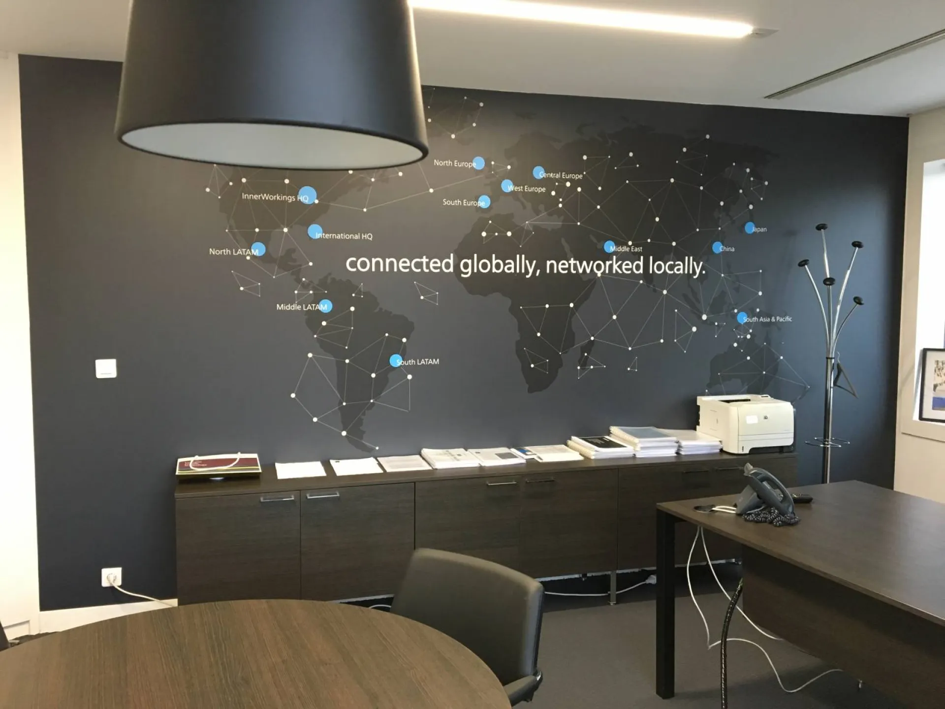 Adhésif mural mat Innerworkings à Paris