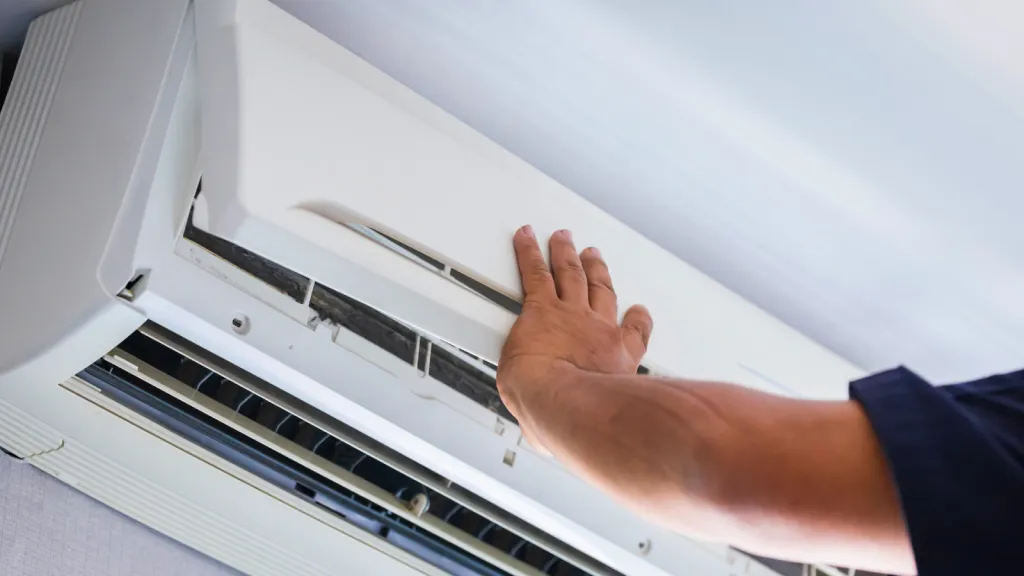 Climatisation réversible bisplit performante Mitsubishi dans un appartement à La Ciotat : votre confort sur mesure