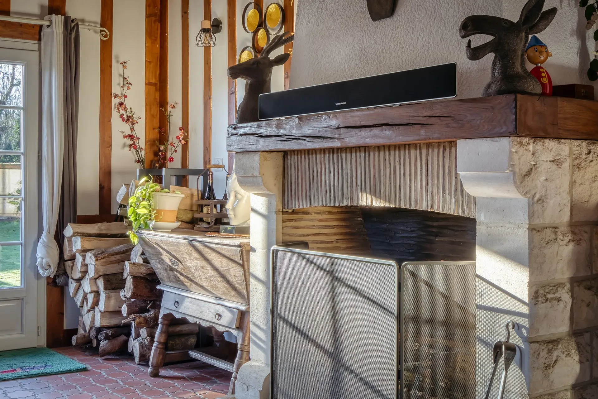 Cette maison familiale à vendre à Ouville-la-Rivière dispose également d’un sous-sol et d’un grenier, offrant des espaces de rangement appréciables.