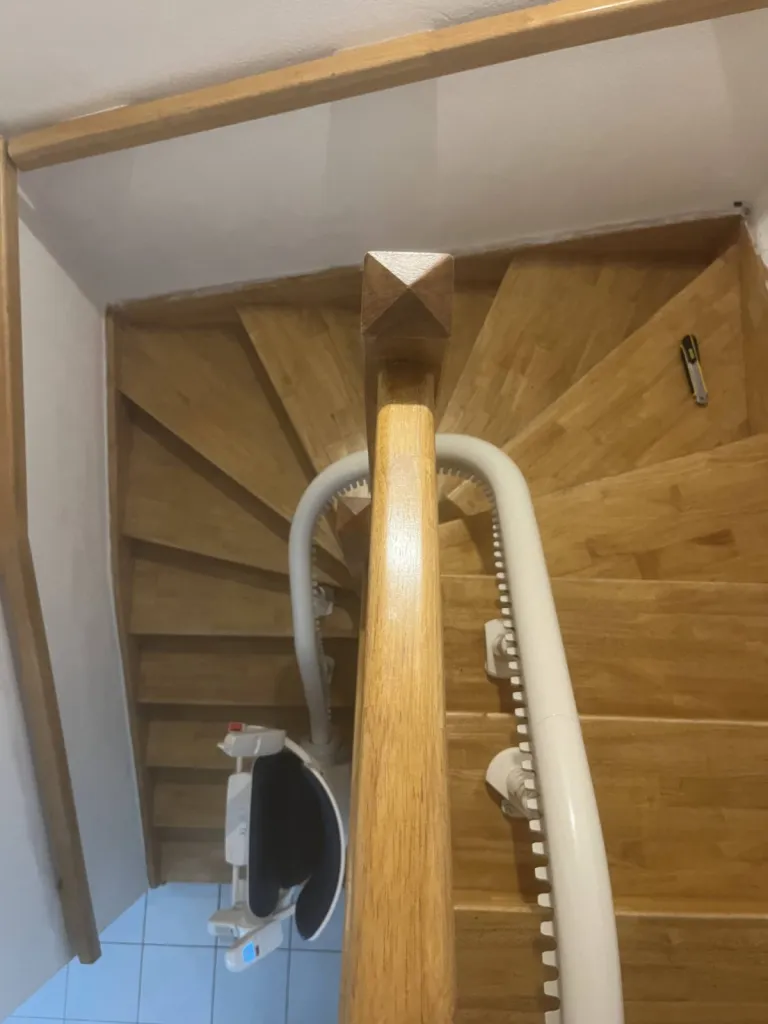 Une courbe à 180°, optimisant l'espace pour ce fauteuil monte escalier OTOLIFT Modul'Air Smart dans cet escalier 2/4 tournant en Avignon