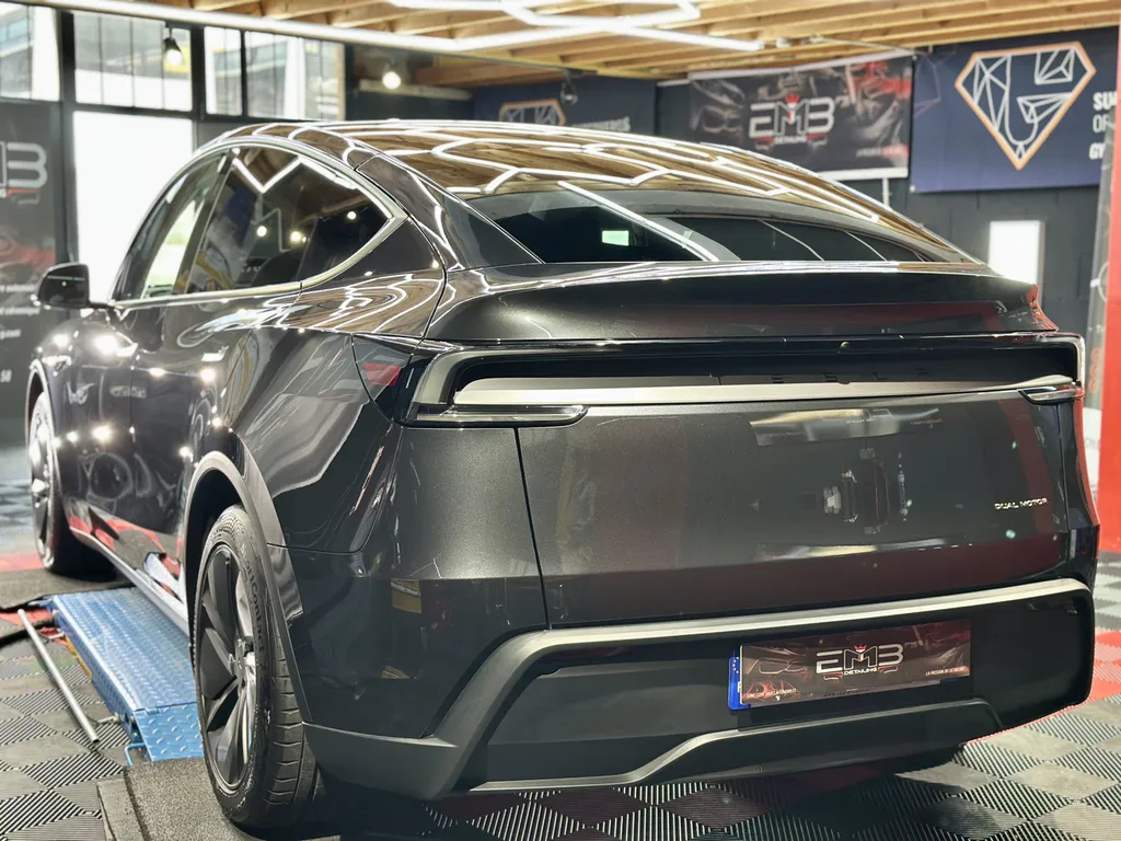 traitement céramique chez EMB DETAILING spécialiste Tesla sur Vaugneray 