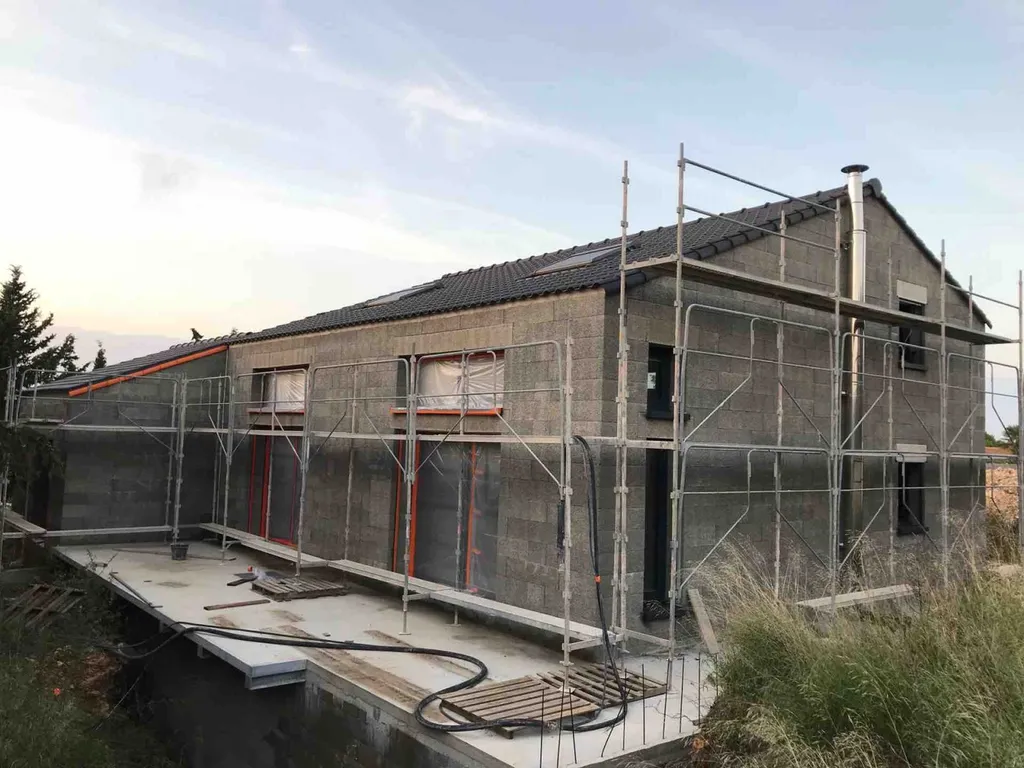 mise en place d'echafaudage façade au torchis gratté à Béziers dans l’Hérault 