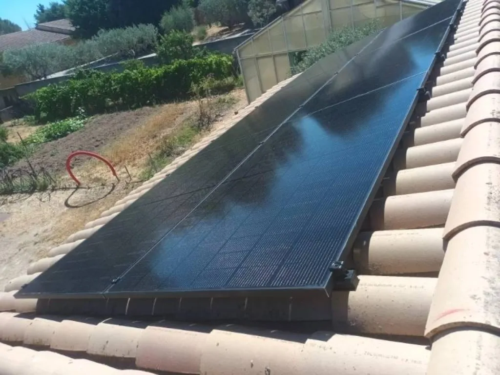 Pose de panneaux solaires Dmegc avec onduleur Huawei dans le Vaucluse
