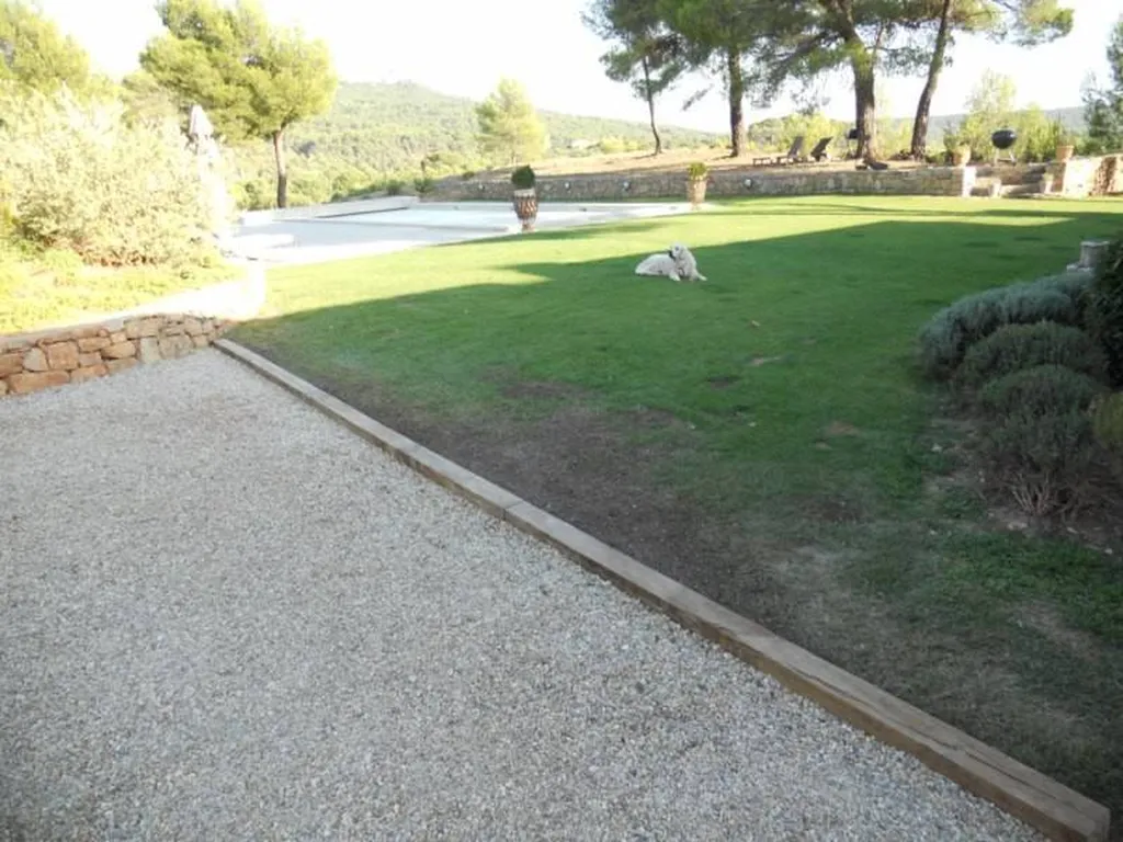 Présentation d'une bordure en poutre de chemin de fer naturelle par l'équipe Les Jardins de Romain.