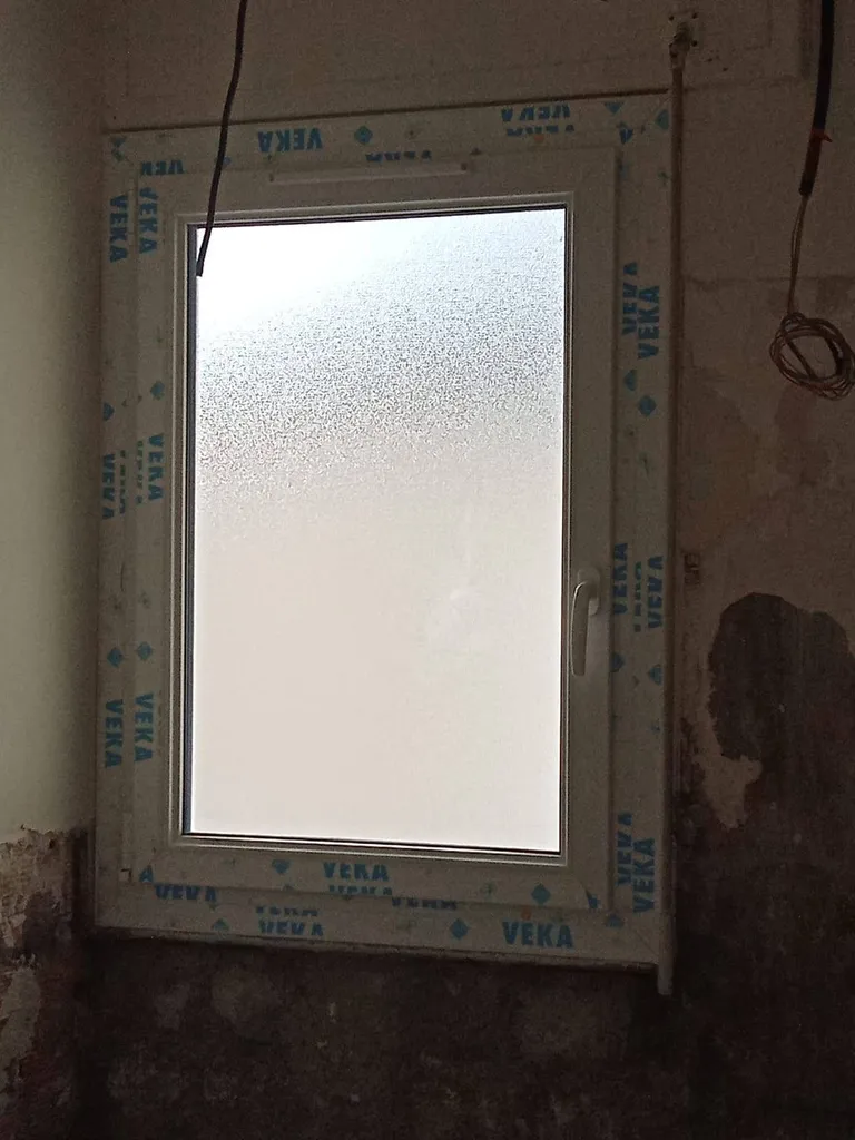 Installation de fenêtres Veka PVC double vitrage pour la rénovation complète d’un appartement à Villeurbanne