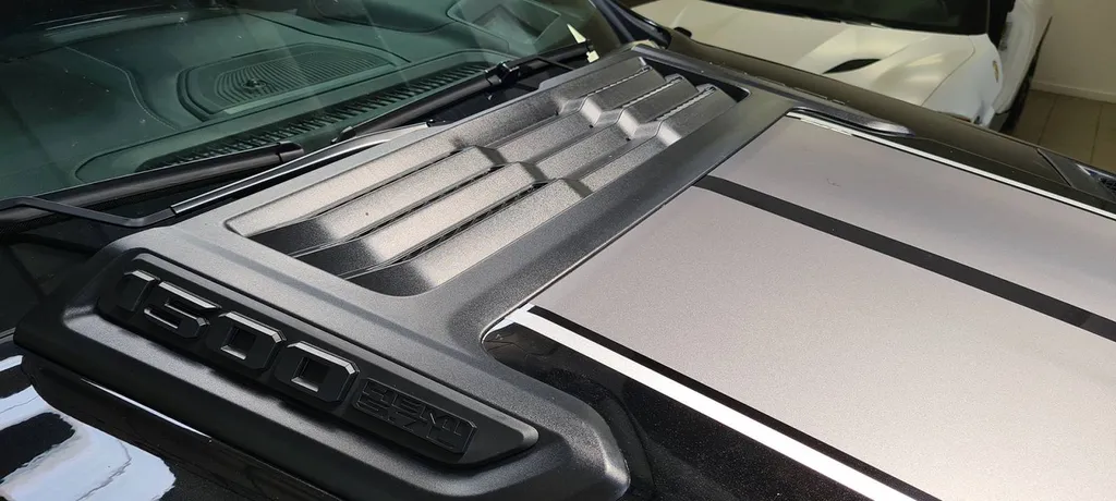 Application de sticker bandes sur un Dodge RAM de Grenoble en Auvergne-Rhône-Alpes