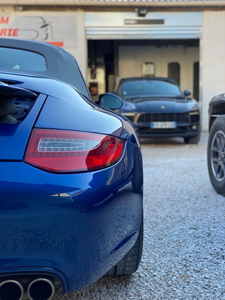 Carrosserie pour réparation à Carnoux, porsche 997 avec les deux ailes arrière abîmés. Platinum Carrosserie franchise offerte 
