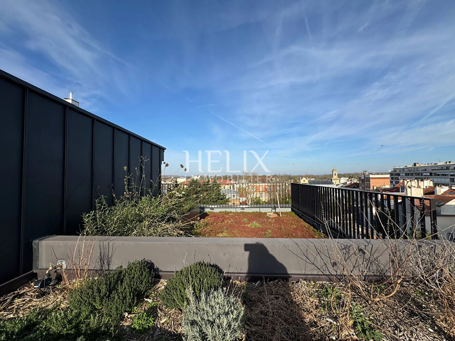 Dans une résidence neuve de Saint Germain en laye un appartement avec 4 chambres, une terrasse avec une vue sur Paris et le château.