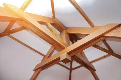 Chantier charpentier à Versailles avec renforcement de charpente bois sur maison ancienne, étayage sécurisé et consolidation des assemblages traditionnels