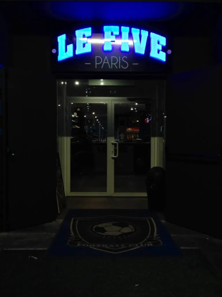 Enseigne lumineuse lettre relief pour le Five à Paris