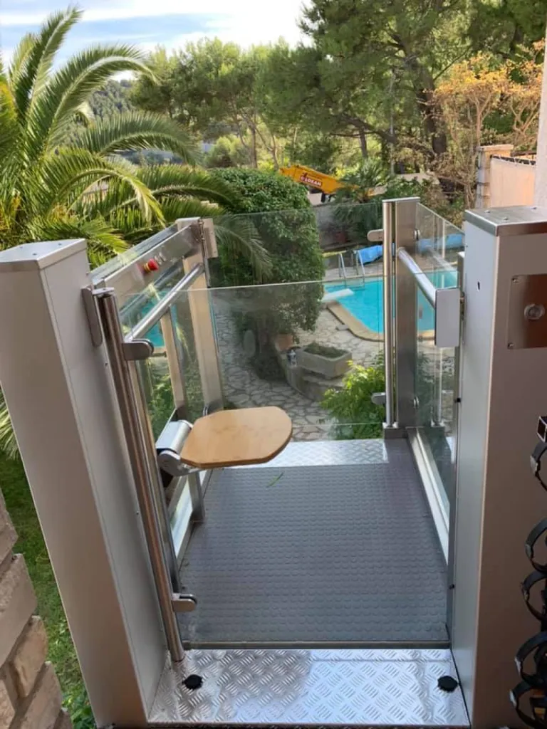 Livraison et installation d'une plateforme élévatrice Barduva RB150 dans une maison à Roquefort la Bédoule près de Cassis