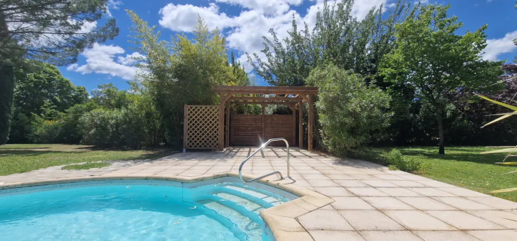 Pergola bois douglas et pin traité avec panneaux décoratifs intégrés – Barjols – modèle sur-mesure jardin