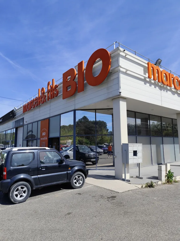 FACADE VITREE MAGASIN MARCEL ET FILS A FUVEAU RÉDUCTION DE LA CHALEUR ET ÉCONOMIE DE CLIMATISATION REDUISANT LA SURCHAUFFE DES LOCAUX A L'INTÉRIEUR 