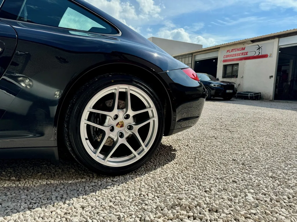 Réparation des jantes et peinture des grilles de pare-chocs d’une  Porsche 997 carrera 4 proche de Marseille, Aubagne et Cassis