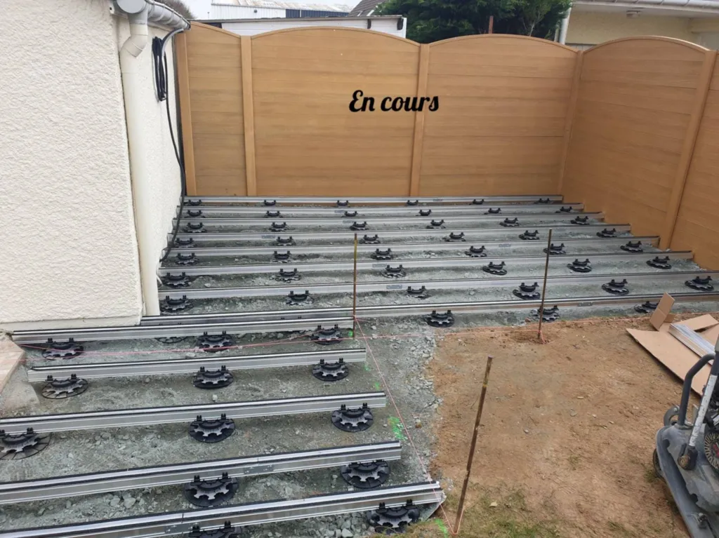 Pose et agrandissement d'une terrasse en dalle céramique sur plot et rail aluminium à Montivilliers proche Le Havre