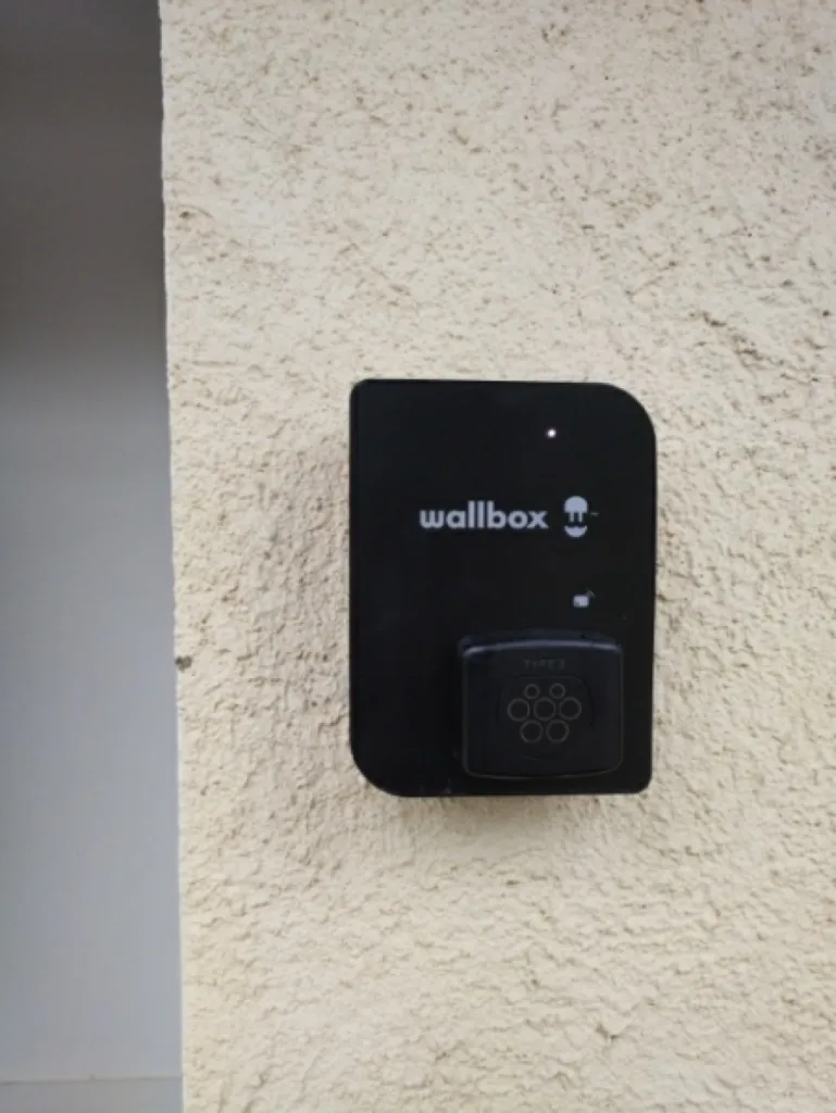 Pose d'une borne de rechage chez soi à partir de 1 900€ avec Provence Energie Solaire Services