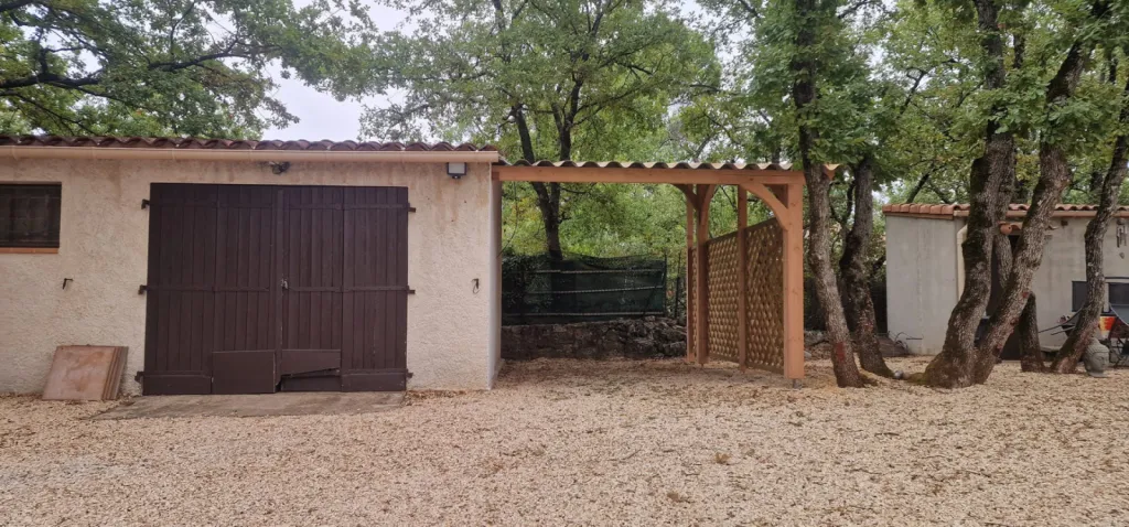 Installation d'un carport bois 1 place sur mesure à Saint-Maximin-la-Sainte-Baume dans le Var