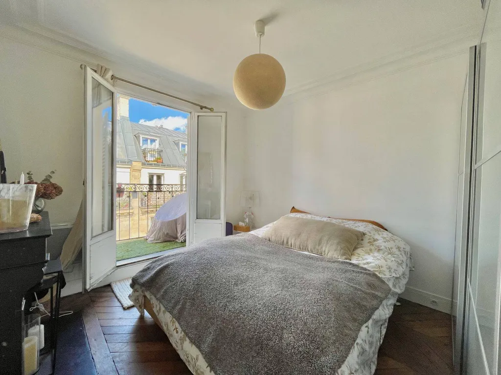 Dernier étage avec balcon 2 Pièces 75017