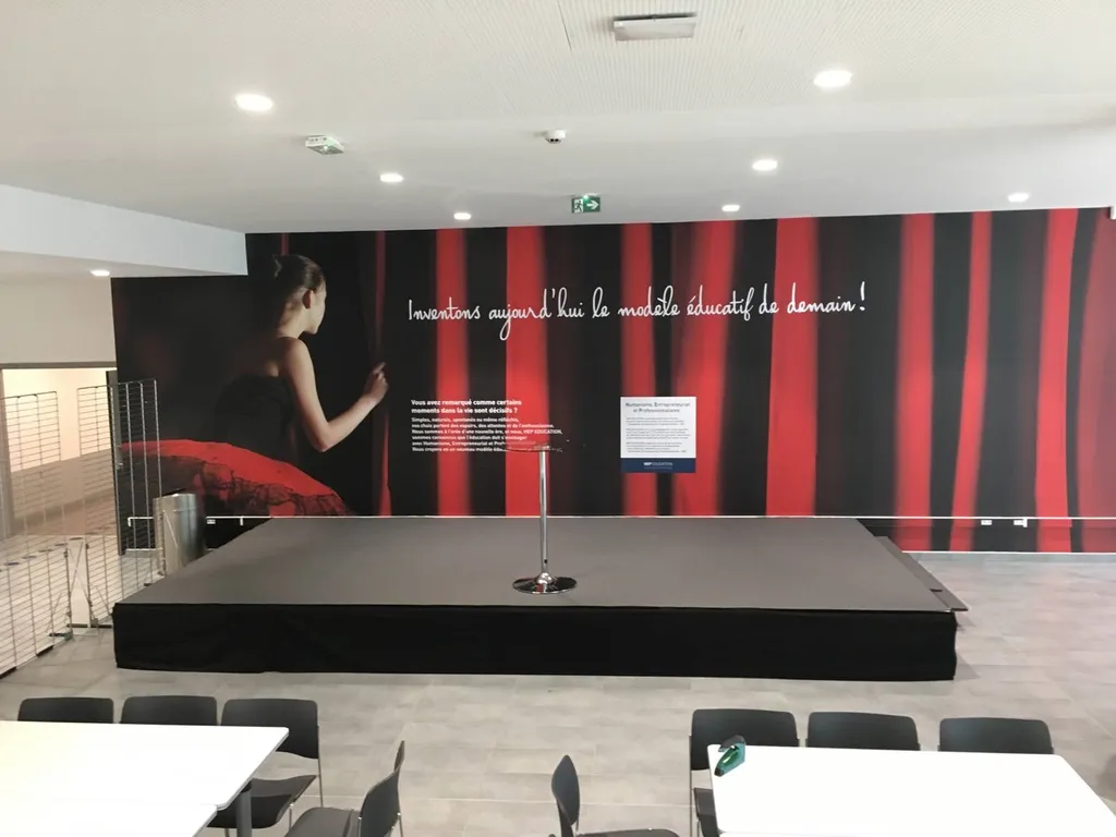 Location d'une estrade avec un pupitre pour une conférence a Lyon