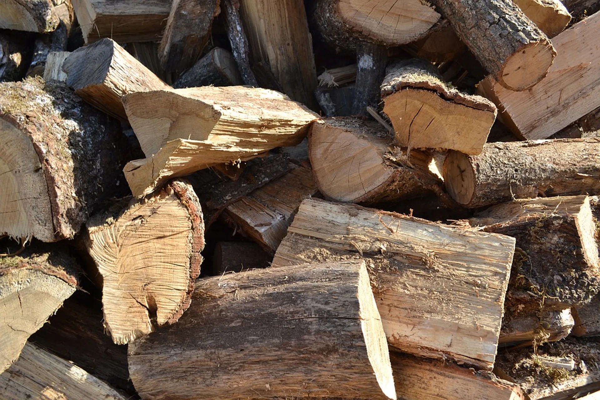 Bûches de bois 33 cm utilisées pour alimenter un poêle à bois à Caluire-et-Cuire pour un chauffage économique et écologique