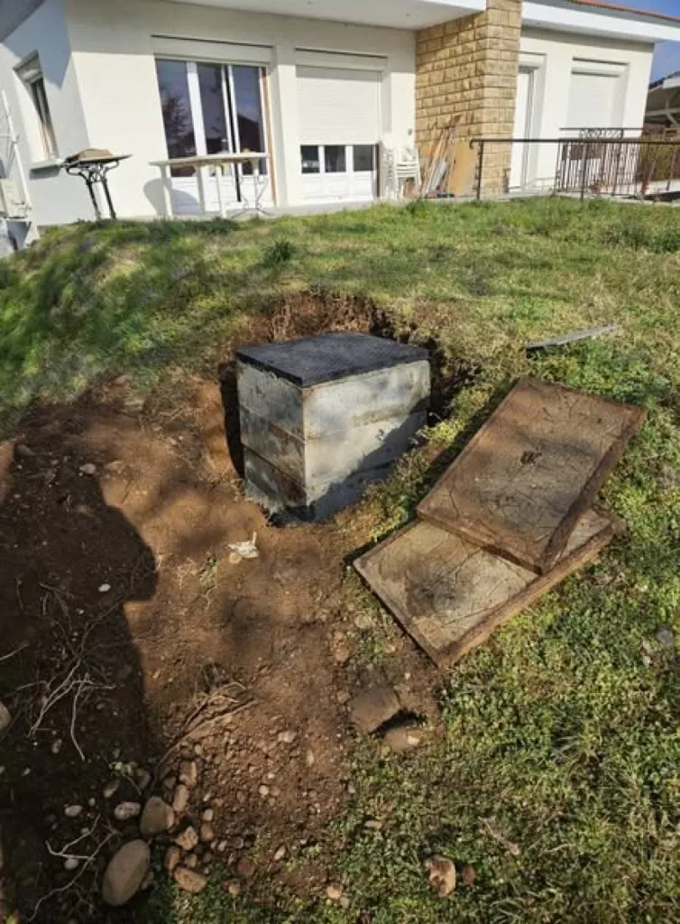 Remplacement de rehausse et pose tampon d'un tout-à-l'égout dans le jardin d'une maison à Divonne-les-Bains dans le Pays de Gex