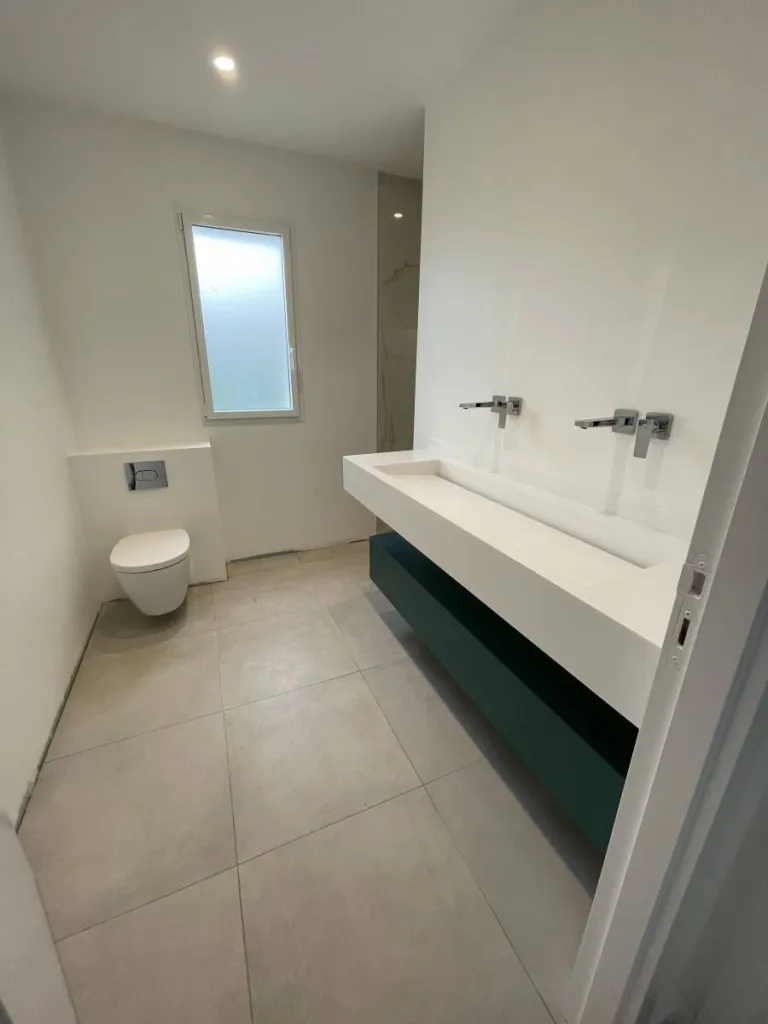 Fabrication et pose de vasques en CORIAN dans plusieurs salles de bain à BASSUSSARRY (64)