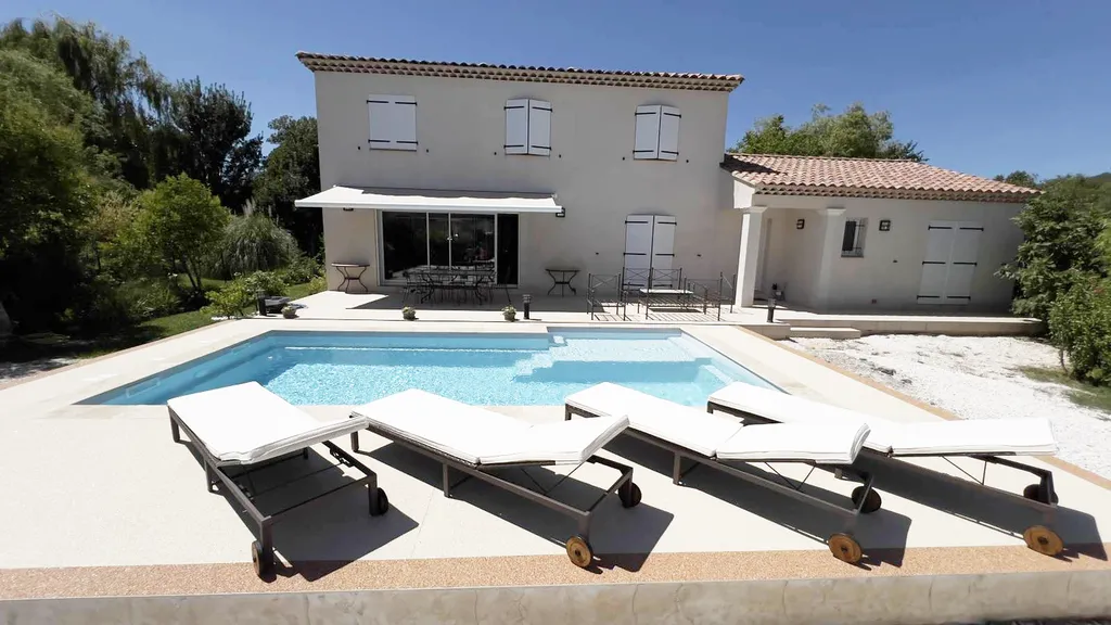 piscine avec plage immergée dans le Var à Pignans
