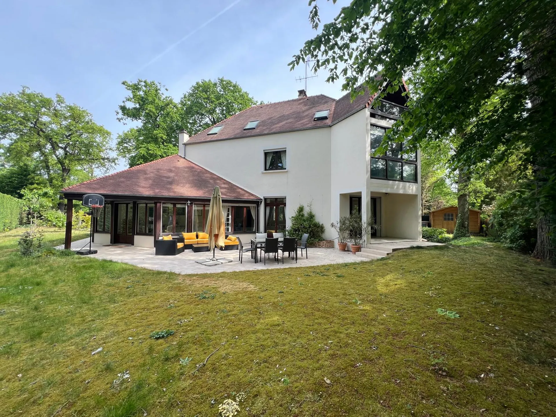 Maison à vendre a Le Vésinet d'une surface habitable de 315m² à 10 minutes à pied du RER avec possibilité dépendance sur un terrain arboré de plus de 1000 m² ideale amoureux de la nature