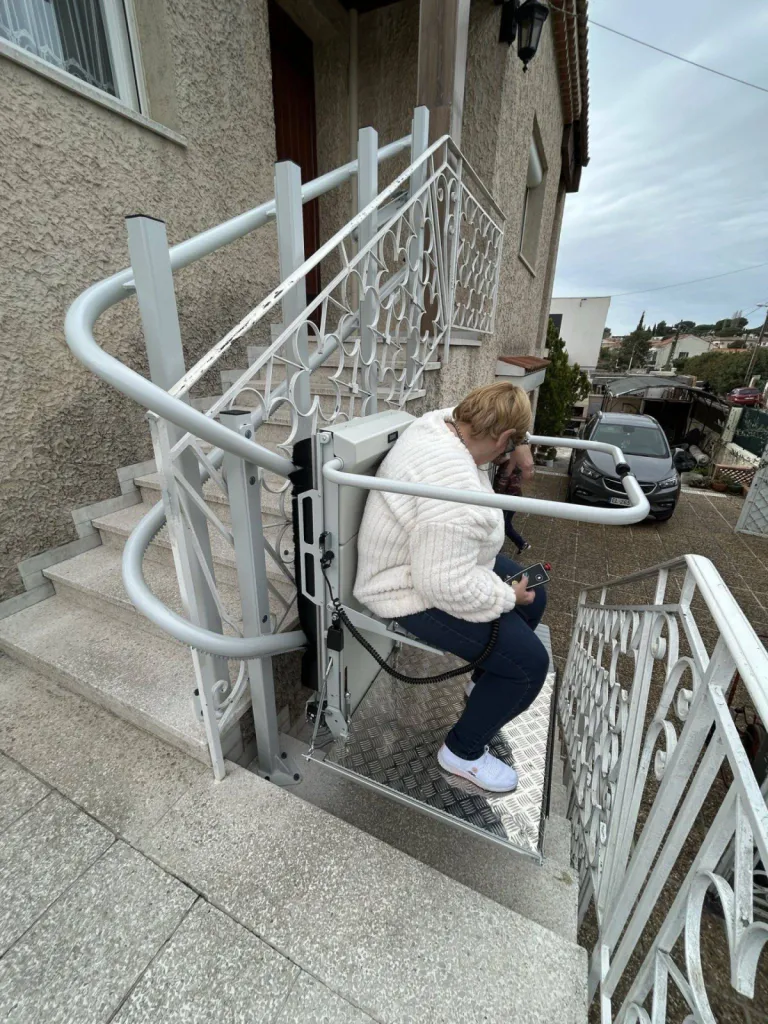 Chacun a testé le virage à 180° et le confort de cette plateforme oblique Lehner Stratos, dans un escalier extérieur près de Marseille