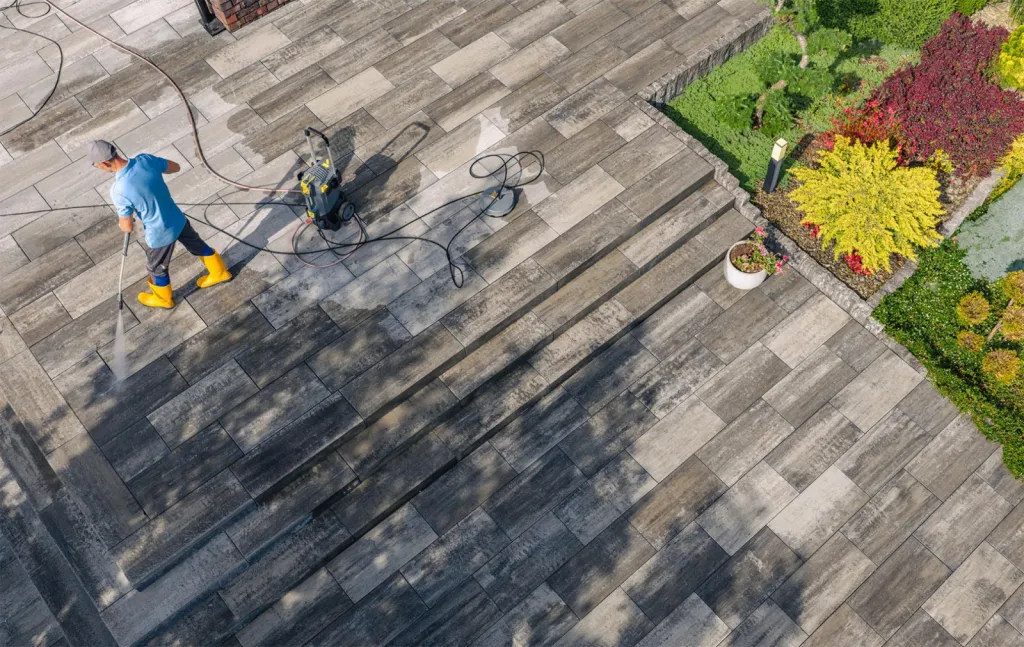 Intervention rapide pour nettoyage de terrasse, façade et toiture à Toulouse, Albi et Montauban