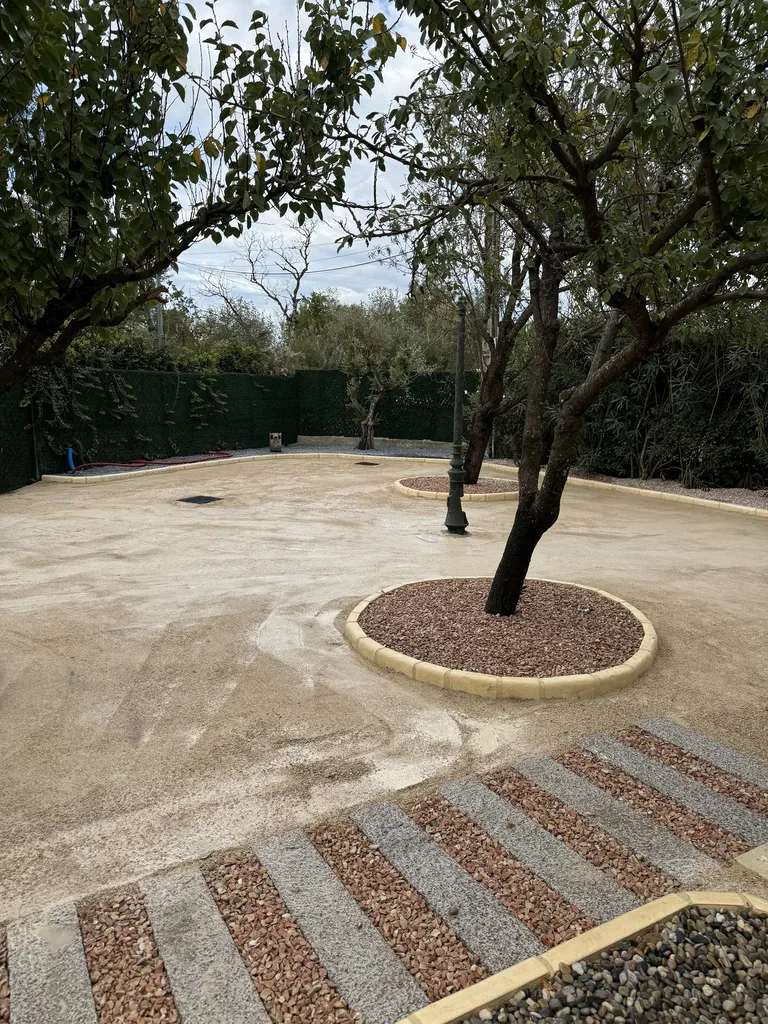 Réalisation d'une cours extérieure à Pierrelatte , Drôme
