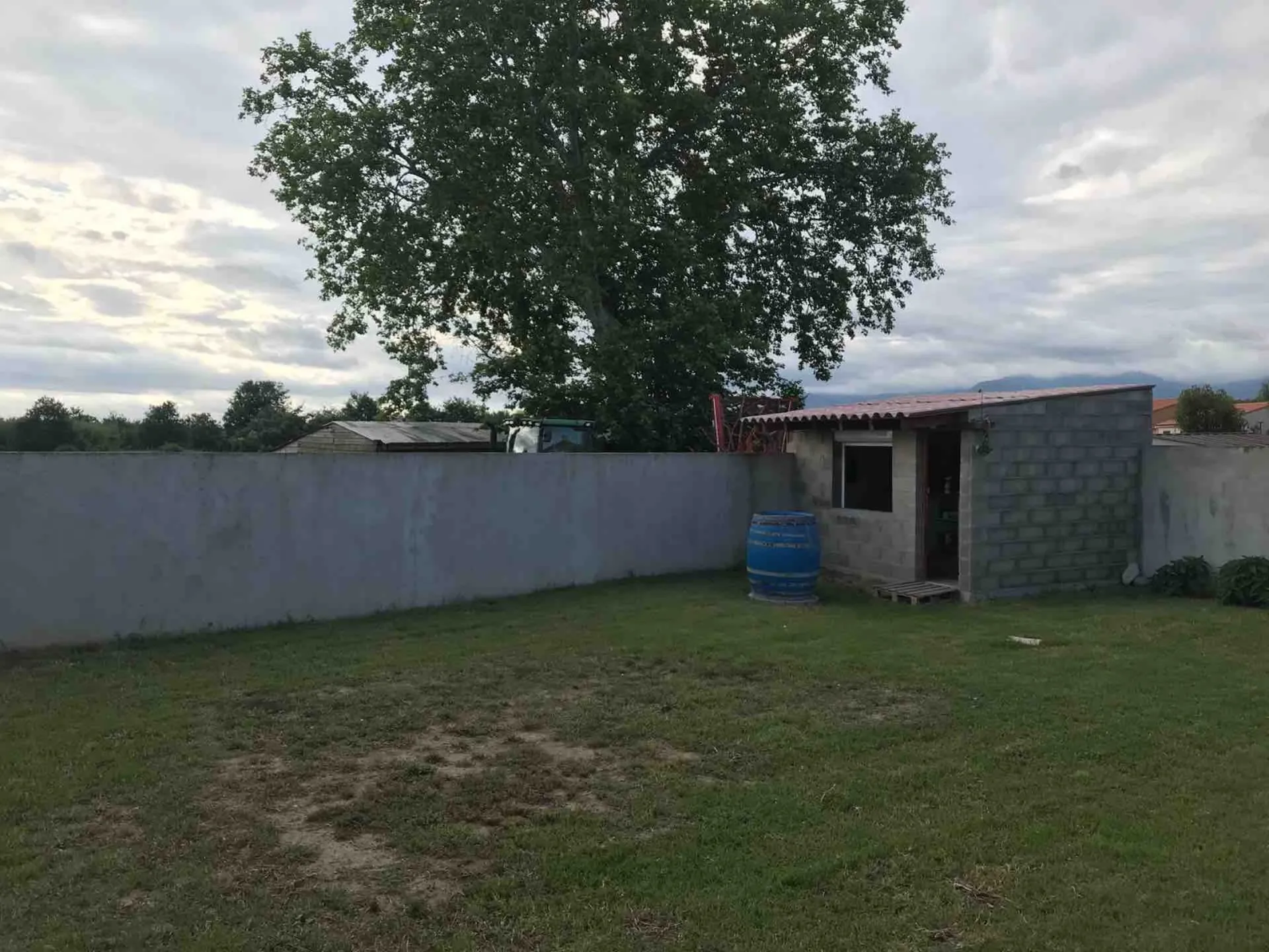 Réalisation d’une décoration pierre  sur murs de clôture à montesquieu dans les Pyrénées orientales proche de Perpignan 