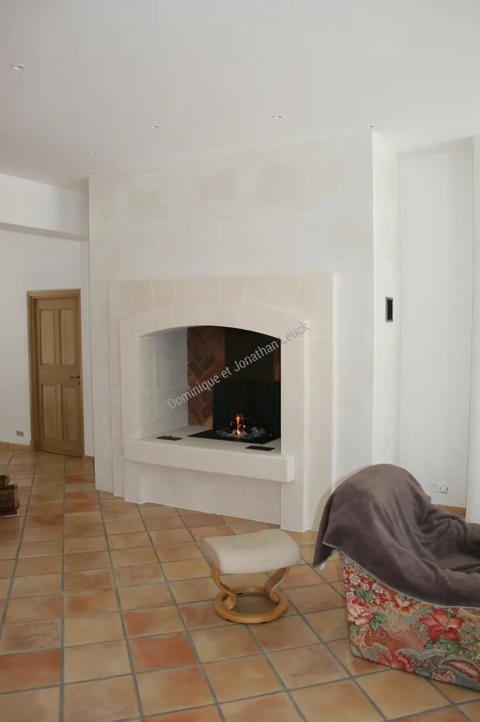 Cheminée foyer ouvert en pierre de Lens