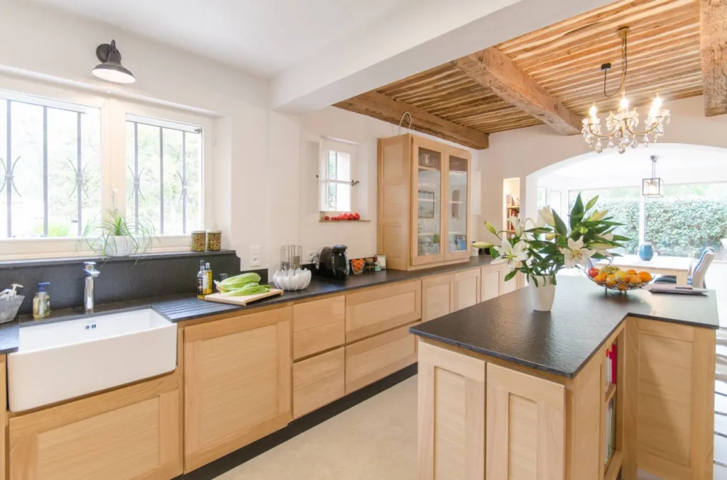 Rénovation d'une villa à Saint Raphaël dans le Var, cuisine sur mesure par l'agence d'architecture Inspirations d'Intérieurs