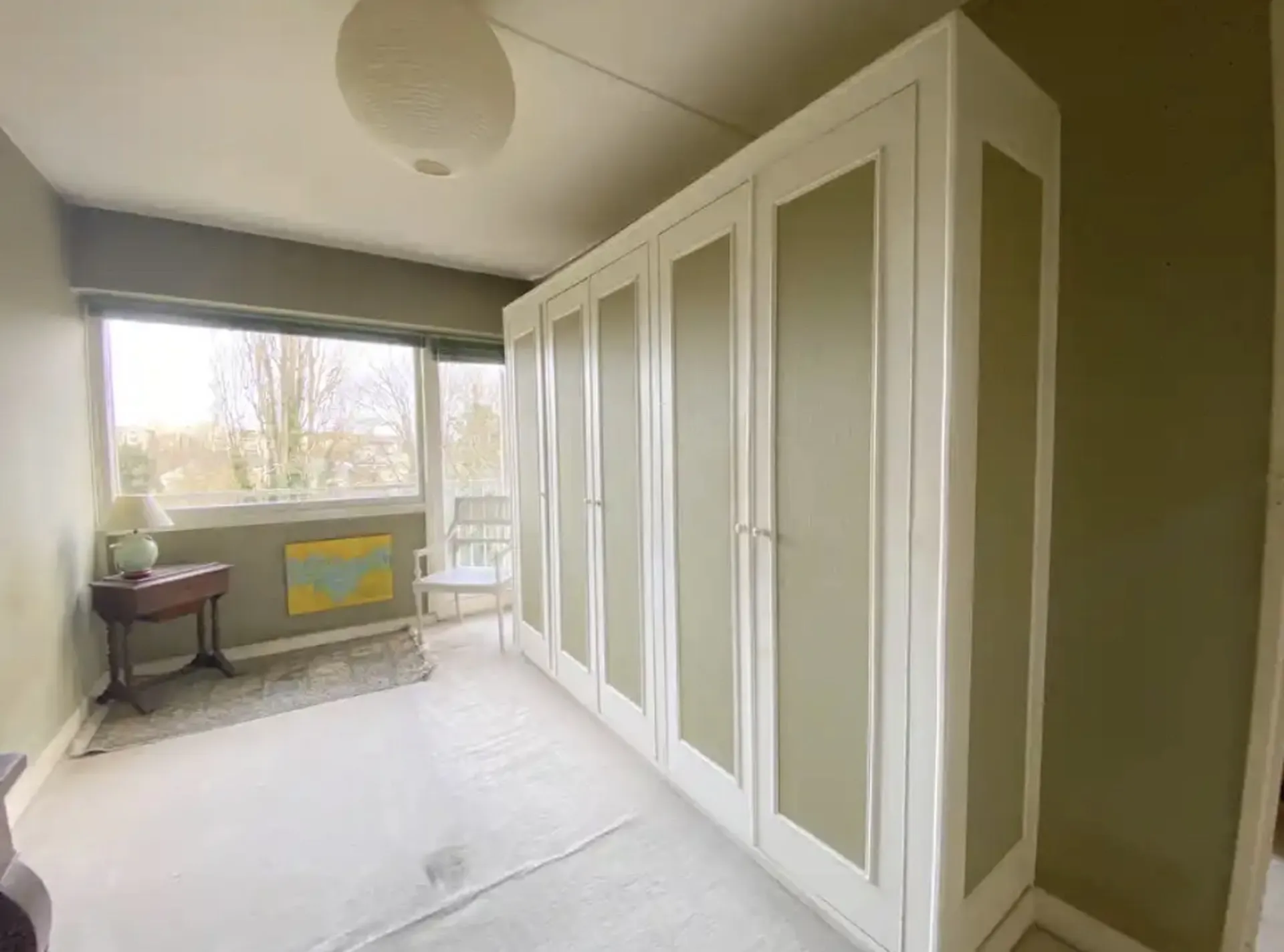 Dégagement avec rangements/placards 