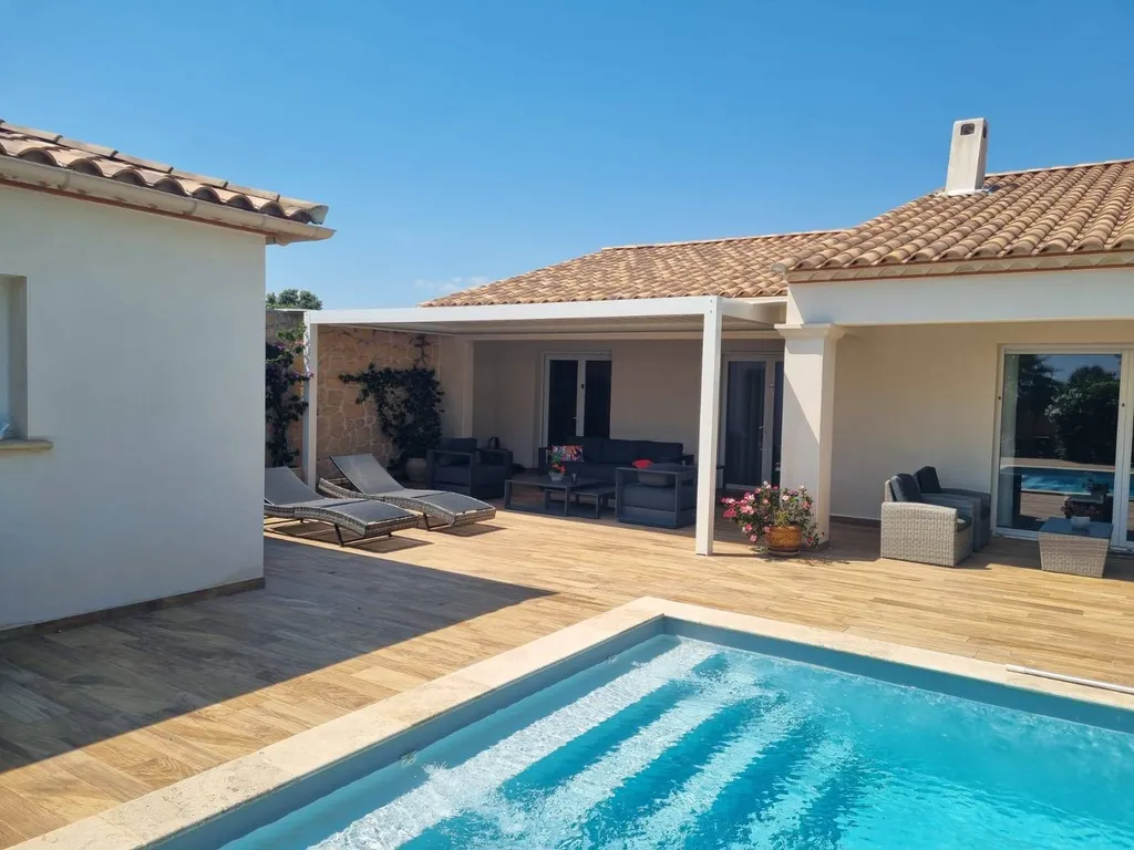 Installation d'une pergola bioclimatique sur mesure près de Nîmes sur la commune de Parignargues