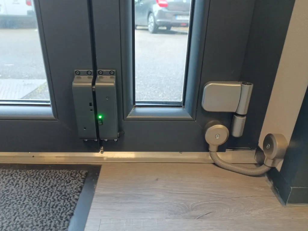 Installation par nos soins d'un verrouillage motorisé avec passage des câbles dans la porte et la cloison à Dardilly Installation par nos soins d'un verrouillage motorisé avec passage des câbles dans la porte et la cloison à Dardilly