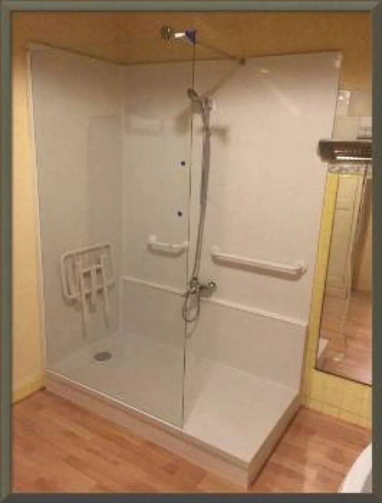 Remplacement baignoire par douche senior sécurisée