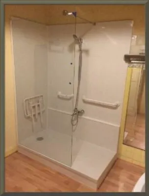 Remplacement baignoire par douche senior sécurisée