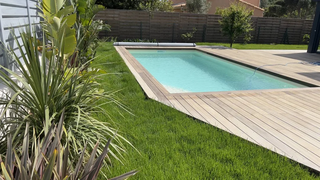 piscine rectangulaire avec banquette installée dans le Var à La Londe