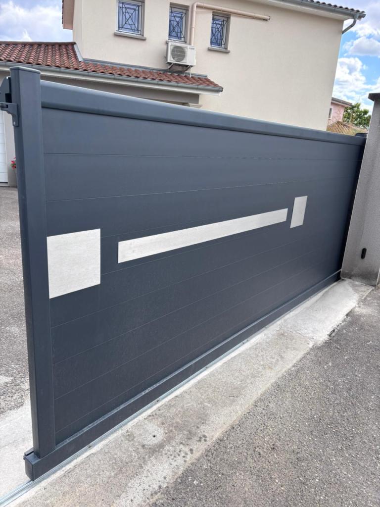 Fabrication et installation d'un portail coulissant alu sur-mesure motorisé à Mornant dans le Rhône 69 